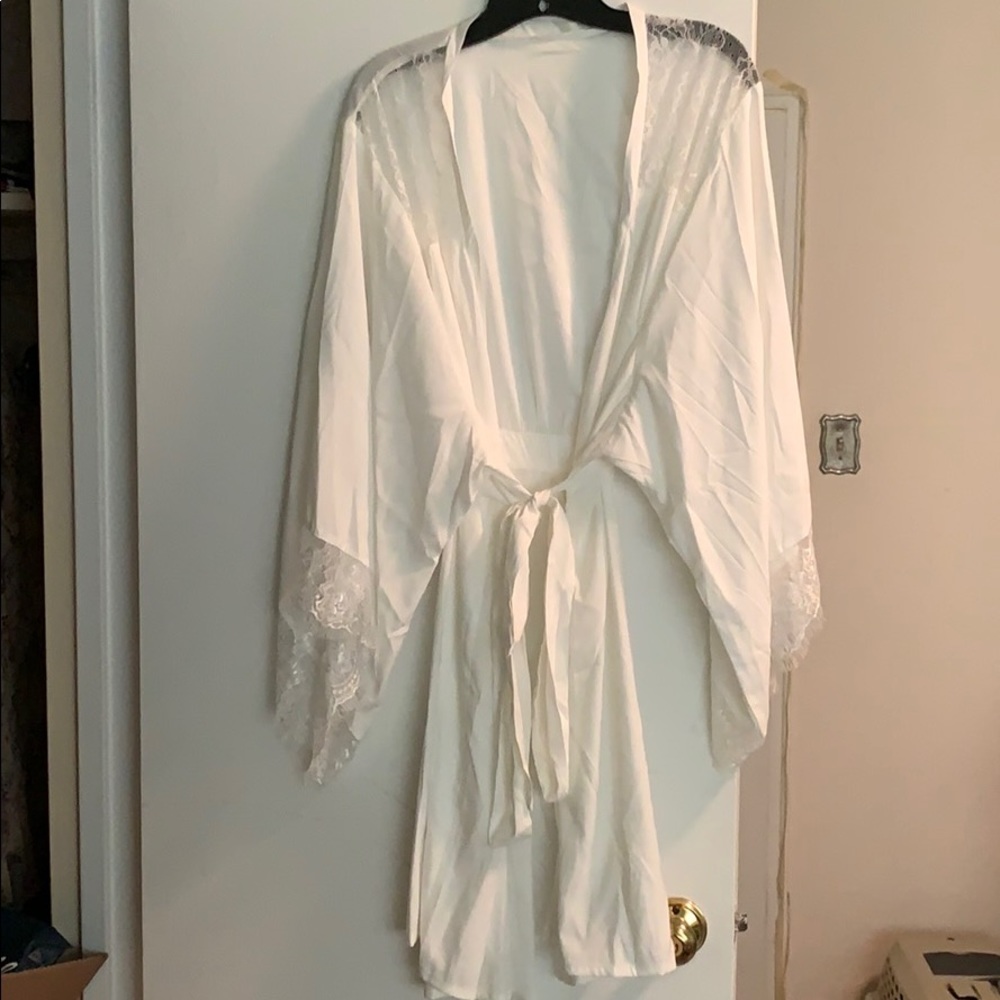 NWOT Kim and ono white robe